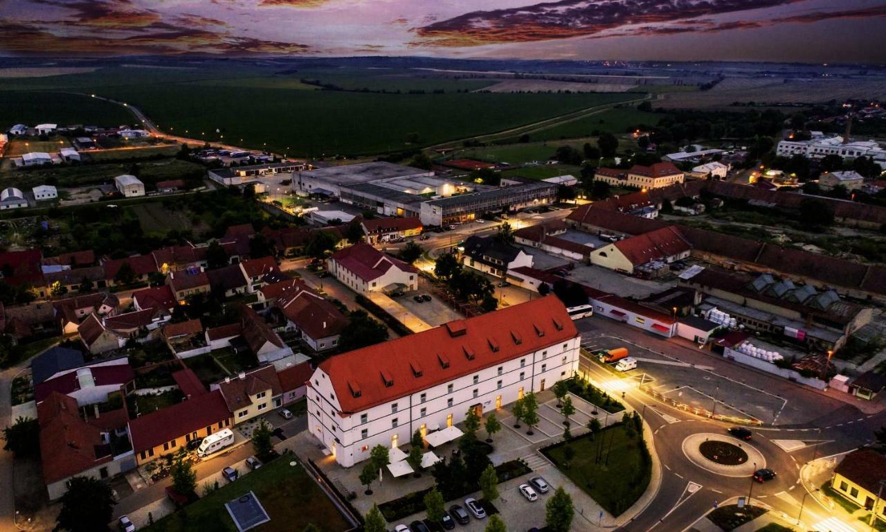 Lotrinsky Hotel Velké Pavlovice Exterior foto